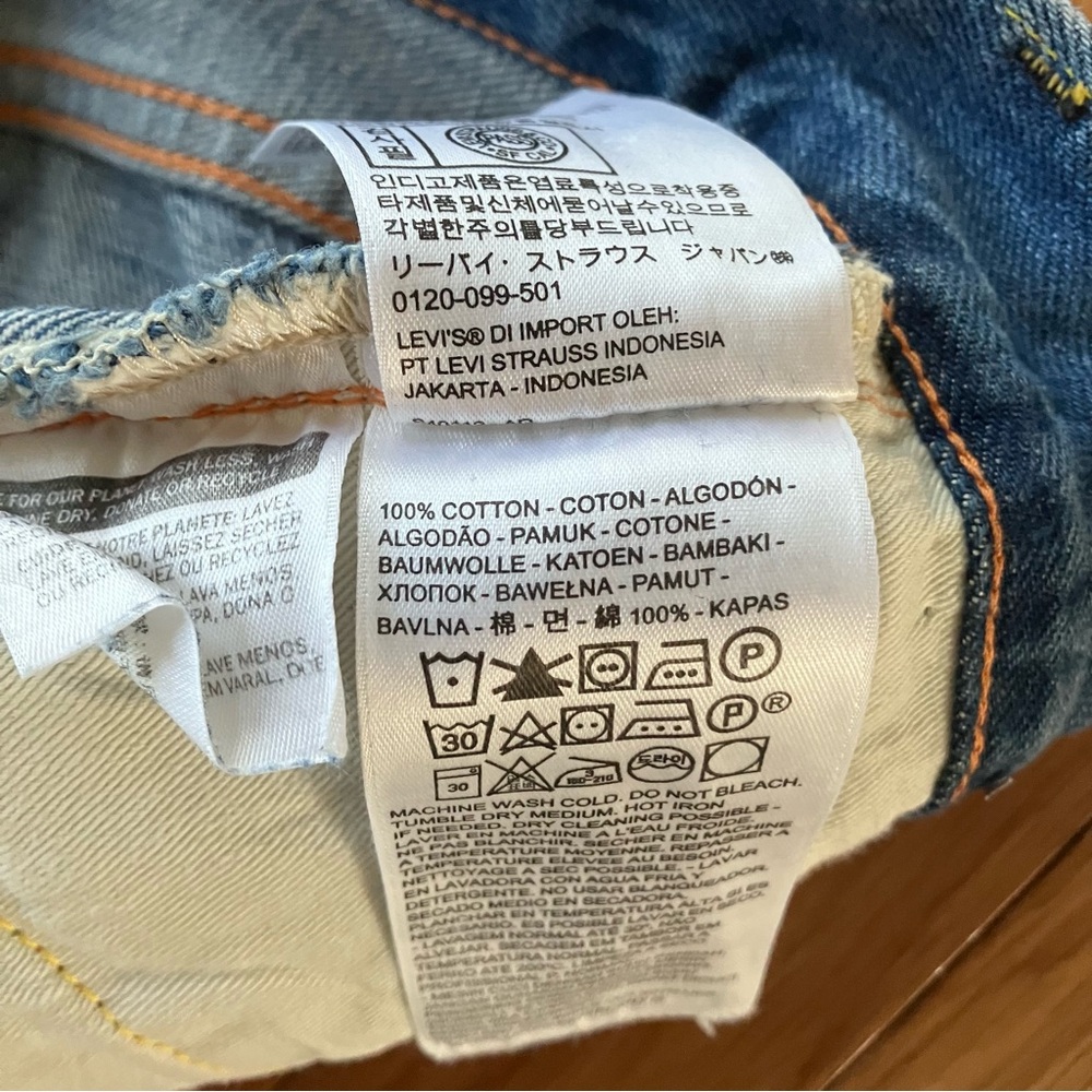 Levi's Light Blue Denim Jeans with Brown Label - Picture 12 of 16